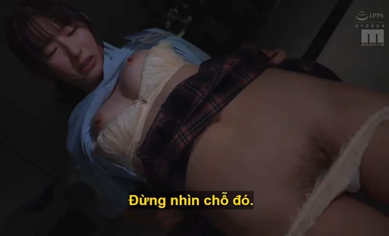 Ông chủ lập mưu "đâm" cô nhân viên dưới quyền kiêu kỳ lười nhác, suốt ngày bận rộn chat chit cùng người yêu.